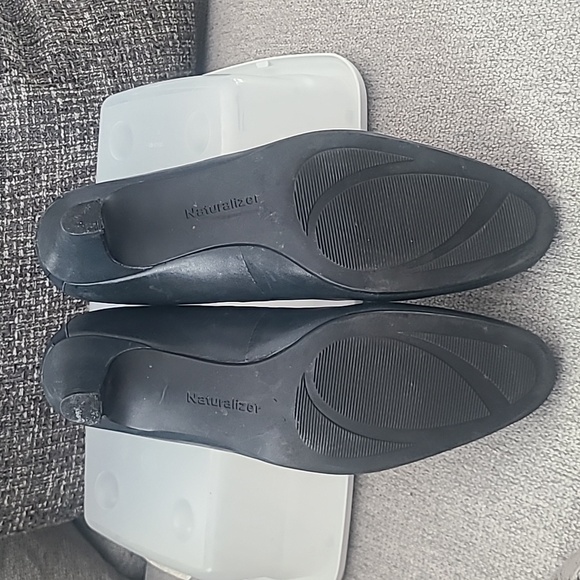 Naturalizer Heels - Picture 2 of 4